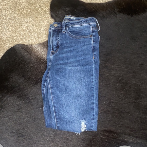 Super cute distressed skinny jeans and perfect used condition - Picture 9 of 10